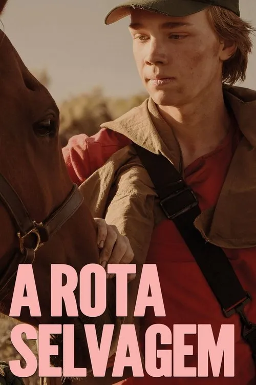 A Rota Selvagem 1 Jovem de boné e camisa vermelha toca um cavalo marrom. Cenário árido e natural. Clima de jornada e conexão com a natureza.
