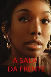 Close-up de mulher negra com olhar apreensivo. Uma silhueta escura aparece em uma porta atrás. Atmosfera de suspense.