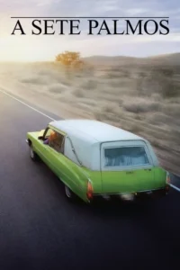 Um carro funerário verde e branco em estrada deserta. O sol brilha na paisagem árida com uma pessoa loira ao volante. Clima de jornada.