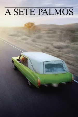 Um carro funerário verde e branco em estrada deserta. O sol brilha na paisagem árida com uma pessoa loira ao volante. Clima de jornada.
