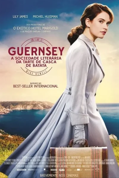 Mulher de casaco claro e mala vintage caminha em falésia costeira ensolarada, olhando para trás. Clima de aventura e drama.