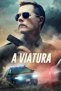 Pôster. Homem de óculos escuros e bigode,fardado,segura arma. Abaixo,carro de polícia persegue veículo em estrada empoeirada.