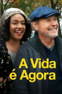 Pôster:Mulher negra sorridente com chapéu prateado e homem branco barbudo de boina azul,ambos felizes ao ar livre.