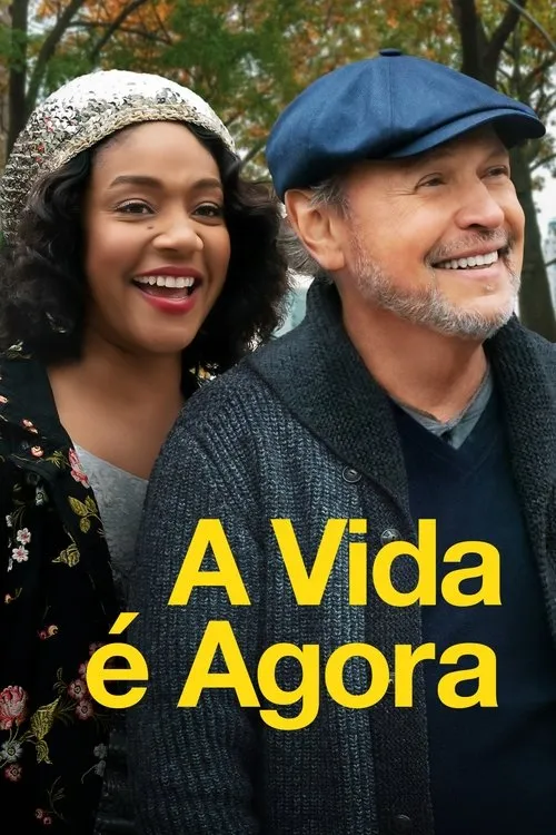 Pôster:Mulher negra sorridente com chapéu prateado e homem branco barbudo de boina azul,ambos felizes ao ar livre.