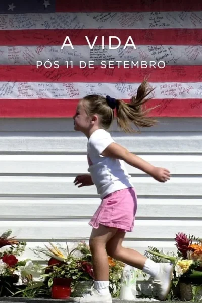 Menina corre em frente a uma bandeira dos EUA coberta de mensagens e flores memoriais. Sugere inocência e esperança.