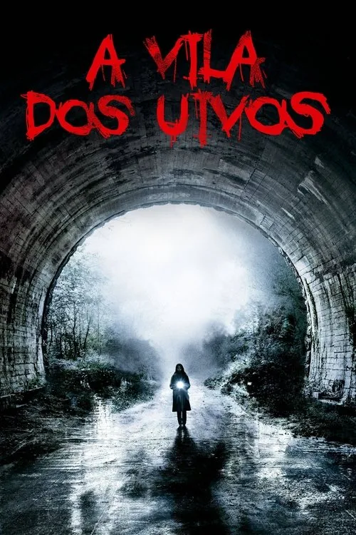 Uma figura com lanterna emerge de um túnel escuro para uma estrada molhada em uma floresta nebulosa. Atmosfera de terror.