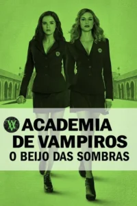 Duas jovens sérias em uniformes escuros,uma com adaga,posam diante de uma academia esverdeada. Clima misterioso.