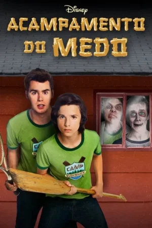 Dois meninos assustados em uniformes de acampamento. Um segura um remo, outro uma raquete. Dois rostos zumbis espiam de uma janela de cabana vermelha.