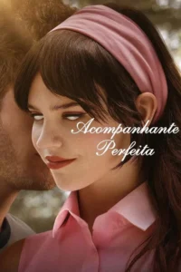 Pôster:Mulher de olhos brancos e bandana rosa sorri enigmática,com homem próximo. Atmosfera de romance e mistério.