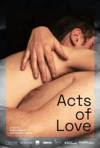Mãos masculinas acariciam o ombro de outra pessoa em um abraço íntimo e sensual, com fundo escuro.
