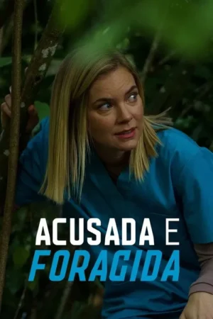 Mulher loira de scrubs azuis olha com apreensão para o lado em floresta densa e escura. Clima de fuga e suspense.