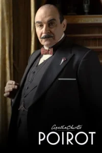 Homem careca de bigode elegante e laço em terno escuro. Posa sério em ambiente clássico, com cortinas e estantes. Clima de mistério.