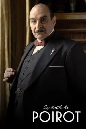 Homem careca de bigode elegante e laço em terno escuro. Posa sério em ambiente clássico, com cortinas e estantes. Clima de mistério.