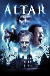 Pôster de horror: rosto de velha fantasma, mão espectral, homem sombrio, mulher gritando e uma mansão escura com árvores secas.