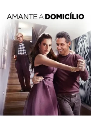 Casal dançando em primeiro plano; a mulher olha para frente. Um homem mais velho observa discretamente das escadas de uma casa moderna.