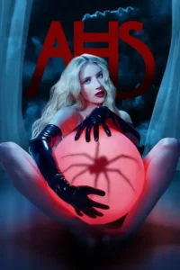 Mulher loira de luvas pretas segura esfera vermelha luminosa com sombra de aranha. Céu noturno sinistro. Clima misterioso.