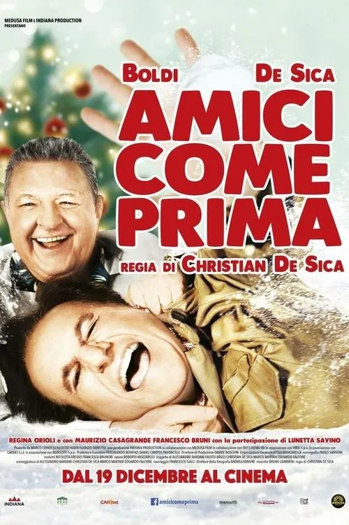 Amici Come Prima 1 Dois homens,um mais velho,rindo intensamente. Fundo natalino com árvore decorada e neve. Clima festivo de comédia.