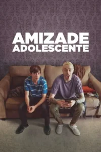 Dois adolescentes sentados num sofá. Um sério de camisa listrada,o outro de cabelo descolorido e tatuagens,fazendo careta. Fundo roxo.