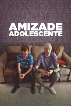 Dois adolescentes sentados num sofá. Um sério de camisa listrada, o outro de cabelo descolorido e tatuagens, fazendo careta. Fundo roxo.