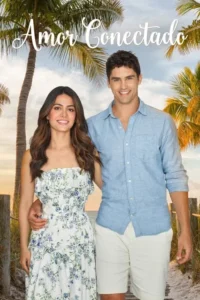 Casal sorridente abraçado em uma praia tropical ao pôr do sol. Ela de vestido floral, ele de camisa azul, com palmeiras ao fundo.