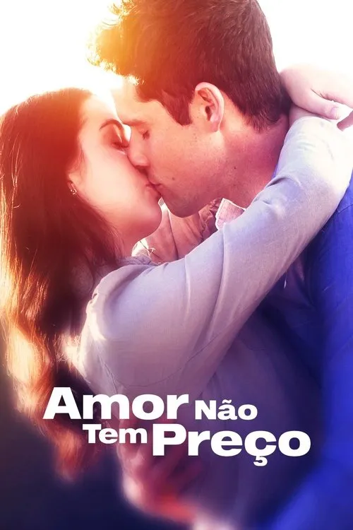 Um casal se beijando apaixonadamente, com os braços um ao redor do outro, sob a luz do sol. Clima romântico e caloroso.