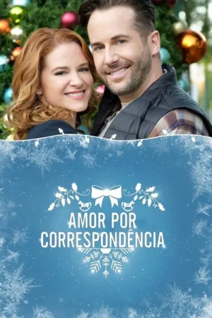 Casal sorridente com árvore de Natal decorada. Fundo azul nevado com adornos natalinos. Clima romântico e festivo.