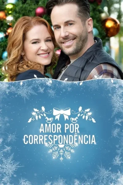 Casal sorridente com árvore de Natal decorada. Fundo azul nevado com adornos natalinos. Clima romântico e festivo.