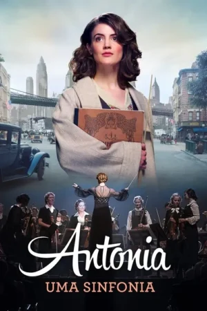 Mulher com batuta e partitura em cidade antiga. Abaixo, ela conduz uma orquestra feminina. Drama musical histórico.