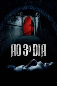 Escadaria escura leva a uma porta vermelha entreaberta com figura sombria. Um rosto pálido e inerte repousa abaixo. Clima de terror.