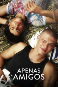 Dois jovens, um moreno e um loiro, deitados na palha. O moreno sorri segurando um talo, o loiro pisca com regata preta. Clima amigável.