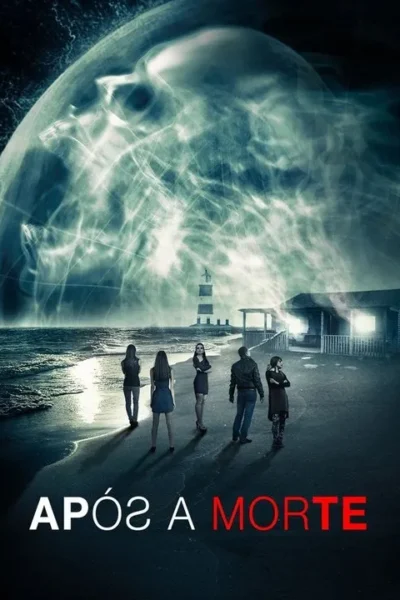 Pôster misterioso. Cinco pessoas na praia à noite, olhando para um farol. Um crânio gigante e fantasmagórico se forma no céu escuro.