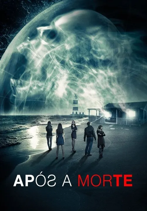 Pôster misterioso. Cinco pessoas na praia à noite,olhando para um farol. Um crânio gigante e fantasmagórico se forma no céu escuro.