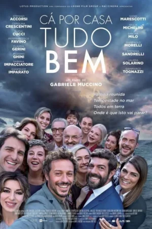 Multidão de pessoas sorridentes de várias idades em primeiro plano, contrastando com um céu escuro e mar agitado ao fundo.