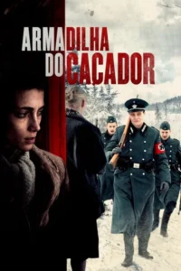 Jovem mulher preocupada espreita. Soldados com suásticas e rifles caminham na neve,floresta ao fundo. Tensão invernal.
