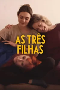 Três mulheres com cabelos de cores diferentes (castanho, loiro, ruivo) aconchegadas. Uma loira sorri, a ruiva olha. Clima íntimo e acolhedor.