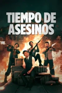 Quatro homens asiáticos armados em roupas de época posam diante de explosões e chamas. Clima de ação e perigo.