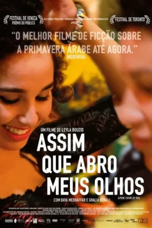 Close-up de duas jovens mulheres. Uma sorri gentilmente, a outra está em segundo plano. Clima íntimo e caloroso.