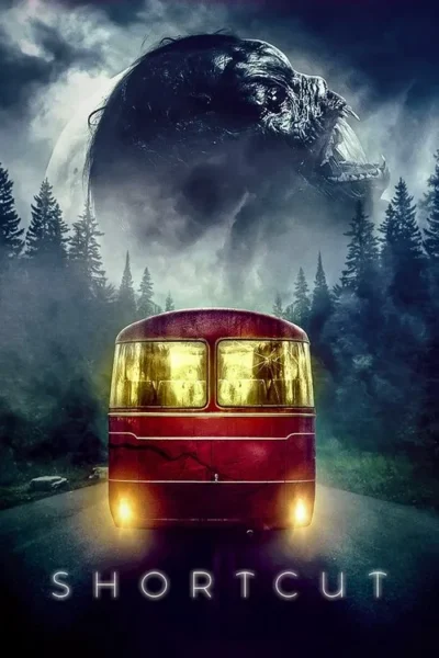 Ônibus vermelho em estrada escura, floresta misteriosa. Uma criatura monstruosa com dentes afiados emerge da lua cheia e nuvens, clima de terror.
