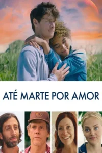 Jovem casal se abraça em campo,sob céu com planeta. Abaixo,quatro rostos de adultos. Atmosfera romântica e de ficção científica.