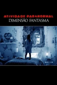 Atividade Paranormal: Dimensão Fantasma 7 Quarto azulado: menina de costas na cama, olhando portal na parede. Revela túnel escuro com figuras sombrias. Atmosfera de terror noturno.