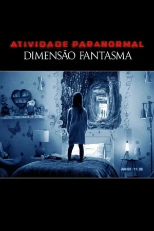 Quarto azulado: menina de costas na cama, olhando portal na parede. Revela túnel escuro com figuras sombrias. Atmosfera de terror noturno.