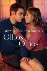 Casal jovem,ele de azul e ela de rosa,se olha intensamente em um quarto com luz ambiente quente e romântica.