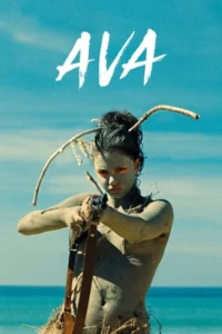 Jovem mulher coberta de barro e galhos,com pintura facial laranja,mira um rifle. Céu azul e mar ao fundo. Atmosfera selvagem.