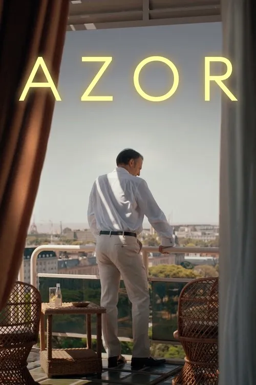 Homem elegante de costas em varanda ensolarada,com vista para a cidade. Mesa com bebida e cadeiras de vime. Ambiente sofisticado e pênsil.