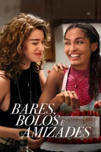 Pôster:Duas mulheres sorridentes decoram um bolo com morangos. A cena é alegre e transmite amizade num ambiente caseiro.