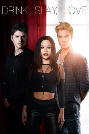 Pôster com três jovens de pose intensa: mulher de preto no centro, dois homens, um de cada lado. Fundo escuro com cortina vermelha e luz brilhante.