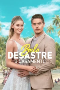 Noivos sorridentes em primeiro plano. Ela de vestido branco, ele de terno claro, abraçados. Cenário tropical com palmeiras e céu azul.