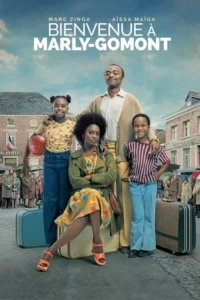 Família de 4 pessoas negras sorrindo com malas à frente. Multidão branca observa em praça de cidade europeia. Clima de época.