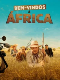 Grupo diverso com equipe de filmagem numa savana ensolarada. Um homem de chapéu de safári e expressão aflita lidera,com grama alta.