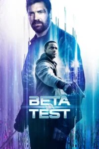 Pôster de ação/sci-fi. Dois homens sérios. Um jovem com arma, um mais velho ferido. Fundo digital azul/roxo e cidade.